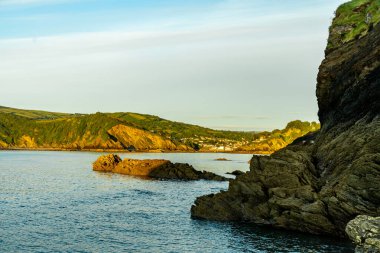 Watermouth yakınlarındaki Kuzey Devon sahilinde fantastik bir günbatımı - Birleşik Krallık
