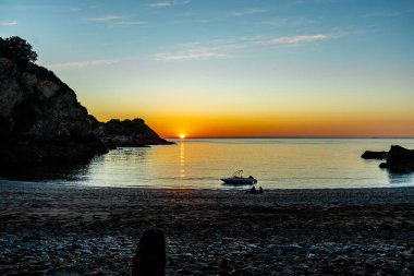 Watermouth yakınlarındaki Kuzey Devon sahilinde fantastik bir günbatımı - Birleşik Krallık