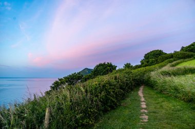 Watermouth yakınlarındaki Kuzey Devon sahilinde fantastik bir günbatımı - Birleşik Krallık