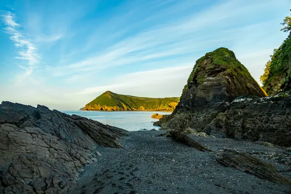 Watermouth yakınlarındaki Kuzey Devon sahilinde fantastik bir günbatımı - Birleşik Krallık