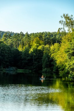 Yukarı Frankonya 'da Coburg yakınlarındaki Neustadt yakınlarındaki güzel balıkçı göletinde kısa bir mola.