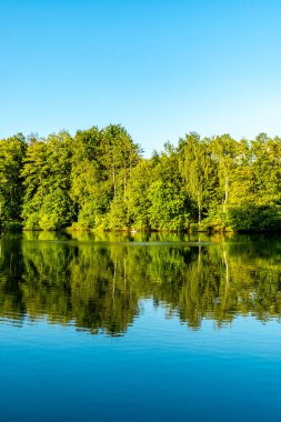 Yukarı Frankonya 'da Coburg yakınlarındaki Neustadt yakınlarındaki güzel balıkçı göletinde kısa bir mola.