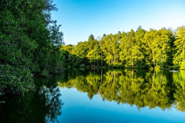 Yukarı Frankonya 'da Coburg yakınlarındaki Neustadt yakınlarındaki güzel balıkçı göletinde kısa bir mola.
