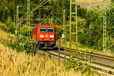 Demiryolu hattı - Franconia 'nın kuzeyindeki Steinbach am Wald yakınlarında Deutsche Bahn' ın Frankenwald güzergahı - 26 Ağustos 2024 - Almanya