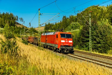 Demiryolu hattı - Franconia 'nın kuzeyindeki Steinbach am Wald yakınlarında Deutsche Bahn' ın Frankenwald güzergahı - 26 Ağustos 2024 - Almanya