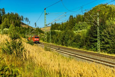 Demiryolu hattı - Franconia 'nın kuzeyindeki Steinbach am Wald yakınlarında Deutsche Bahn' ın Frankenwald güzergahı - 26 Ağustos 2024 - Almanya