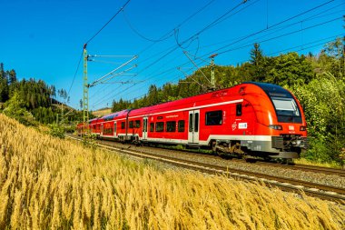 Demiryolu hattı - Franconia 'nın kuzeyindeki Steinbach am Wald yakınlarında Deutsche Bahn' ın Frankenwald güzergahı - 26 Ağustos 2024 - Almanya