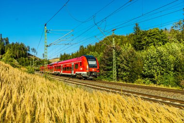 Demiryolu hattı - Franconia 'nın kuzeyindeki Steinbach am Wald yakınlarında Deutsche Bahn' ın Frankenwald güzergahı - 26 Ağustos 2024 - Almanya