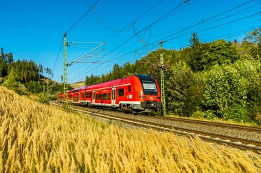 Demiryolu hattı - Franconia 'nın kuzeyindeki Steinbach am Wald yakınlarında Deutsche Bahn' ın Frankenwald güzergahı - 26 Ağustos 2024 - Almanya