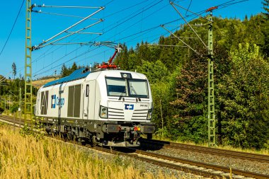 Demiryolu hattı - Franconia 'nın kuzeyindeki Steinbach am Wald yakınlarında Deutsche Bahn' ın Frankenwald güzergahı - 26 Ağustos 2024 - Almanya