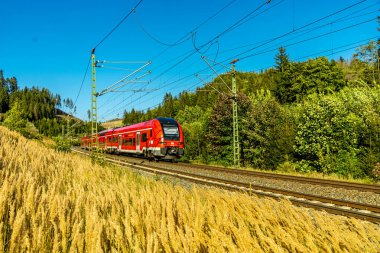 Demiryolu hattı - Franconia 'nın kuzeyindeki Steinbach am Wald yakınlarında Deutsche Bahn' ın Frankenwald güzergahı - 26 Ağustos 2024 - Almanya