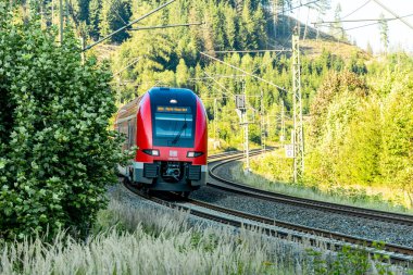 Demiryolu hattı - Franconia 'nın kuzeyindeki Steinbach am Wald yakınlarında Deutsche Bahn' ın Frankenwald güzergahı - 26 Ağustos 2024 - Almanya
