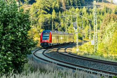 Demiryolu hattı - Franconia 'nın kuzeyindeki Steinbach am Wald yakınlarında Deutsche Bahn' ın Frankenwald güzergahı - 26 Ağustos 2024 - Almanya
