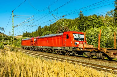 Demiryolu hattı - Franconia 'nın kuzeyindeki Steinbach am Wald yakınlarında Deutsche Bahn' ın Frankenwald güzergahı - 26 Ağustos 2024 - Almanya