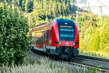 Demiryolu hattı - Franconia 'nın kuzeyindeki Steinbach am Wald yakınlarında Deutsche Bahn' ın Frankenwald güzergahı - 26 Ağustos 2024 - Almanya