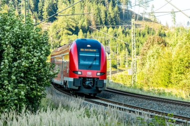 Demiryolu hattı - Franconia 'nın kuzeyindeki Steinbach am Wald yakınlarında Deutsche Bahn' ın Frankenwald güzergahı - 26 Ağustos 2024 - Almanya