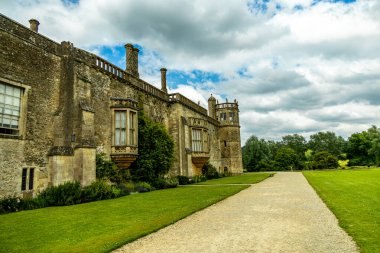 İngiltere 'ye giden Stopover Salisbury' nin pitoresk köyünde ve İngiltere 'nin Wiltshire eyaletindeki eşsiz manastırda.