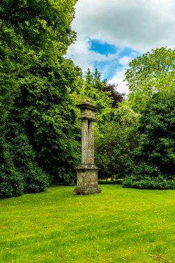 İngiltere 'ye giden Stopover Salisbury' nin pitoresk köyünde ve İngiltere 'nin Wiltshire eyaletindeki eşsiz manastırda.