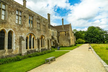 İngiltere 'ye giden Stopover Salisbury' nin pitoresk köyünde ve İngiltere 'nin Wiltshire eyaletindeki eşsiz manastırda.