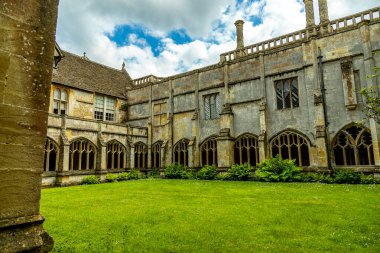 İngiltere 'ye giden Stopover Salisbury' nin pitoresk köyünde ve İngiltere 'nin Wiltshire eyaletindeki eşsiz manastırda.