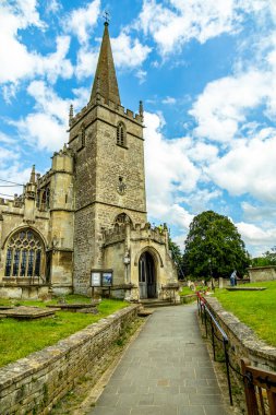 İngiltere 'ye giden Stopover Salisbury' nin pitoresk köyünde ve İngiltere 'nin Wiltshire eyaletindeki eşsiz manastırda.