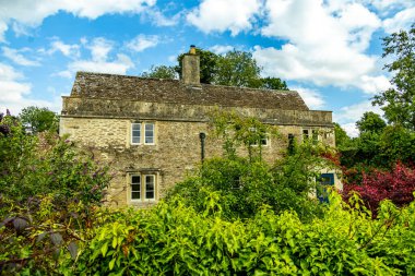 İngiltere 'ye giden Stopover Salisbury' nin pitoresk köyünde ve İngiltere 'nin Wiltshire eyaletindeki eşsiz manastırda.