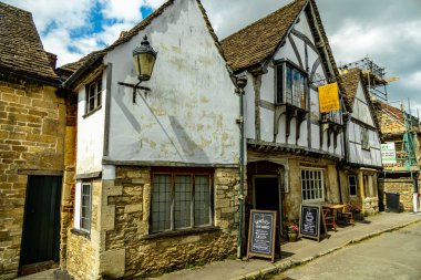 İngiltere 'ye giden Stopover Salisbury' nin pitoresk köyünde ve İngiltere 'nin Wiltshire eyaletindeki eşsiz manastırda.