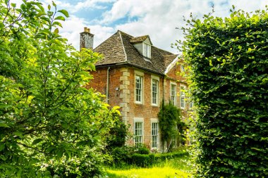 İngiltere 'ye giden Stopover Salisbury' nin pitoresk köyünde ve İngiltere 'nin Wiltshire eyaletindeki eşsiz manastırda.