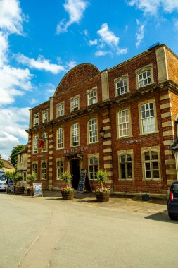 İngiltere 'ye giden Stopover Salisbury' nin pitoresk köyünde ve İngiltere 'nin Wiltshire eyaletindeki eşsiz manastırda.