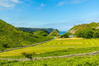 Devon, İngiltere 'deki küçük liman kasabası Lynmouth' a Kayalar Vadisi 'nde fantastik bir yürüyüş.