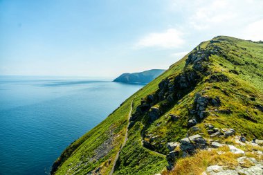 Devon, İngiltere 'deki küçük liman kasabası Lynmouth' a Kayalar Vadisi 'nde fantastik bir yürüyüş.