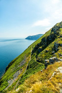 Devon, İngiltere 'deki küçük liman kasabası Lynmouth' a Kayalar Vadisi 'nde fantastik bir yürüyüş.
