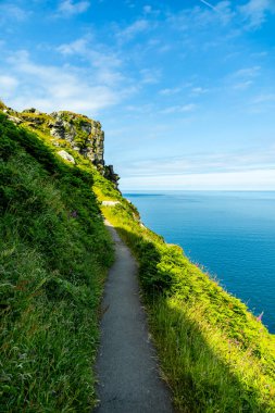 Devon, İngiltere 'deki küçük liman kasabası Lynmouth' a Kayalar Vadisi 'nde fantastik bir yürüyüş.