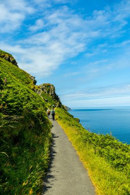 Devon, İngiltere 'deki küçük liman kasabası Lynmouth' a Kayalar Vadisi 'nde fantastik bir yürüyüş.
