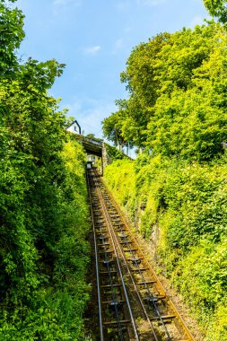 Devon, İngiltere 'deki küçük liman kasabası Lynmouth' a Kayalar Vadisi 'nde fantastik bir yürüyüş.