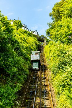 Devon, İngiltere 'deki küçük liman kasabası Lynmouth' a Kayalar Vadisi 'nde fantastik bir yürüyüş.