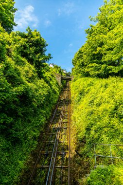 Devon, İngiltere 'deki küçük liman kasabası Lynmouth' a Kayalar Vadisi 'nde fantastik bir yürüyüş.