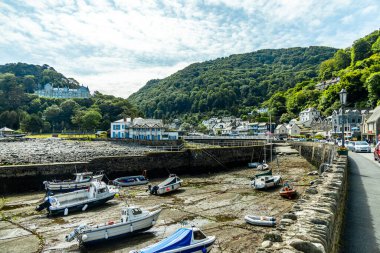 Devon, İngiltere 'deki küçük liman kasabası Lynmouth' a Kayalar Vadisi 'nde fantastik bir yürüyüş.