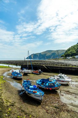 Devon, İngiltere 'deki küçük liman kasabası Lynmouth' a Kayalar Vadisi 'nde fantastik bir yürüyüş.