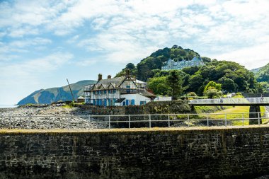 Devon, İngiltere 'deki küçük liman kasabası Lynmouth' a Kayalar Vadisi 'nde fantastik bir yürüyüş.