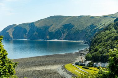 Devon, İngiltere 'deki küçük liman kasabası Lynmouth' a Kayalar Vadisi 'nde fantastik bir yürüyüş.