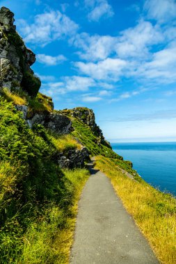 Devon, İngiltere 'deki küçük liman kasabası Lynmouth' a Kayalar Vadisi 'nde fantastik bir yürüyüş.