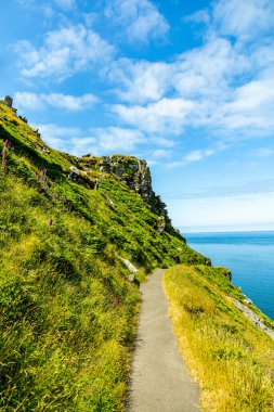 Devon, İngiltere 'deki küçük liman kasabası Lynmouth' a Kayalar Vadisi 'nde fantastik bir yürüyüş.