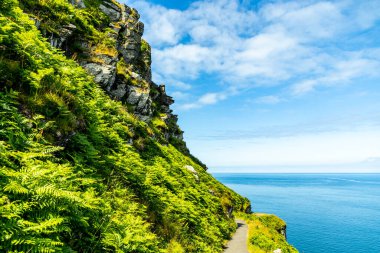 Devon, İngiltere 'deki küçük liman kasabası Lynmouth' a Kayalar Vadisi 'nde fantastik bir yürüyüş.