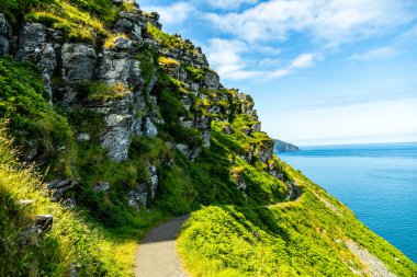Devon, İngiltere 'deki küçük liman kasabası Lynmouth' a Kayalar Vadisi 'nde fantastik bir yürüyüş.