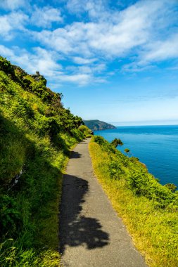 Devon, İngiltere 'deki küçük liman kasabası Lynmouth' a Kayalar Vadisi 'nde fantastik bir yürüyüş.