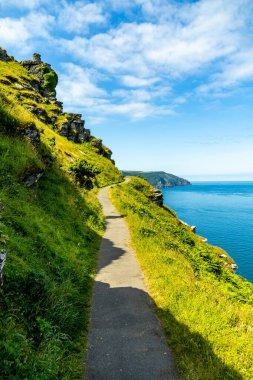 Devon, İngiltere 'deki küçük liman kasabası Lynmouth' a Kayalar Vadisi 'nde fantastik bir yürüyüş.
