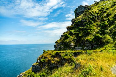 Devon, İngiltere 'deki küçük liman kasabası Lynmouth' a Kayalar Vadisi 'nde fantastik bir yürüyüş.