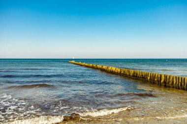 Rostock-Mecklenburg-Vorpommern 'in hemen dışındaki Nienhagen' in güzel kumlu kumlu plajında yaz sonlarına doğru bazı titreşimler hissediyoruz.