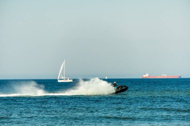 Rostock-Mecklenburg-Vorpommern 'in hemen dışındaki Nienhagen' in güzel kumlu kumlu plajında yaz sonlarına doğru bazı titreşimler hissediyoruz.